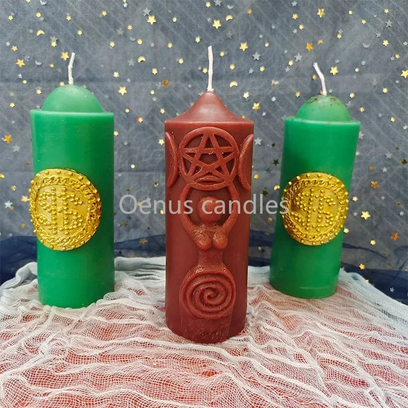 Trois bougies de rituel en cire de soja dans des bocaux en verre vert et rouge avec des accents dorés