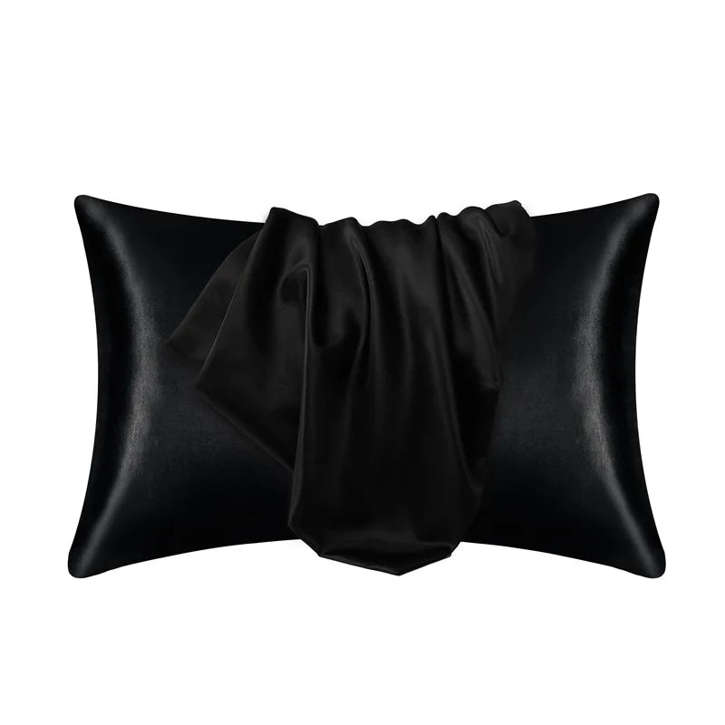 Funda de almohada de satén de seda negra doblada y exhibida