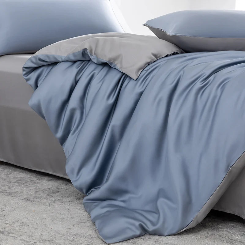 Luxuriöses blaues Bambus-Duvetcover-Set mit passenden grauen Kissen und Bettwäsche.