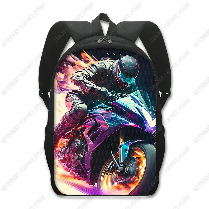 Schwarzer taktischer Rucksack mit lebendiger Grafik eines Motorradfahrers gegen einen feurigen Hintergrund.