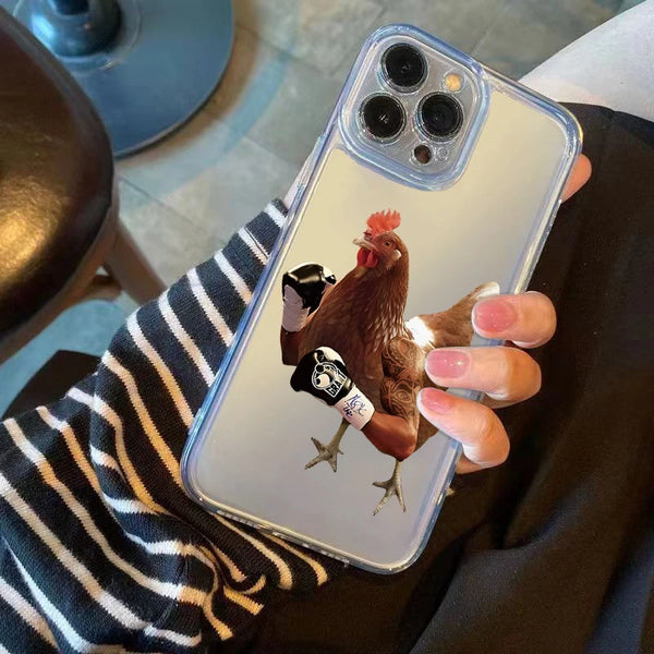Una mano sostiene una funda de teléfono de silicona con una imagen de un gallo o gallina marrón.