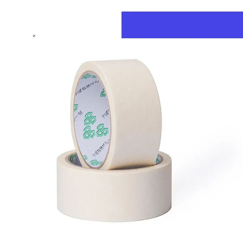 Un rollo de cinta de enmascarar blanca con patrón verde dentro de una herramienta aplicadora cilíndrica.