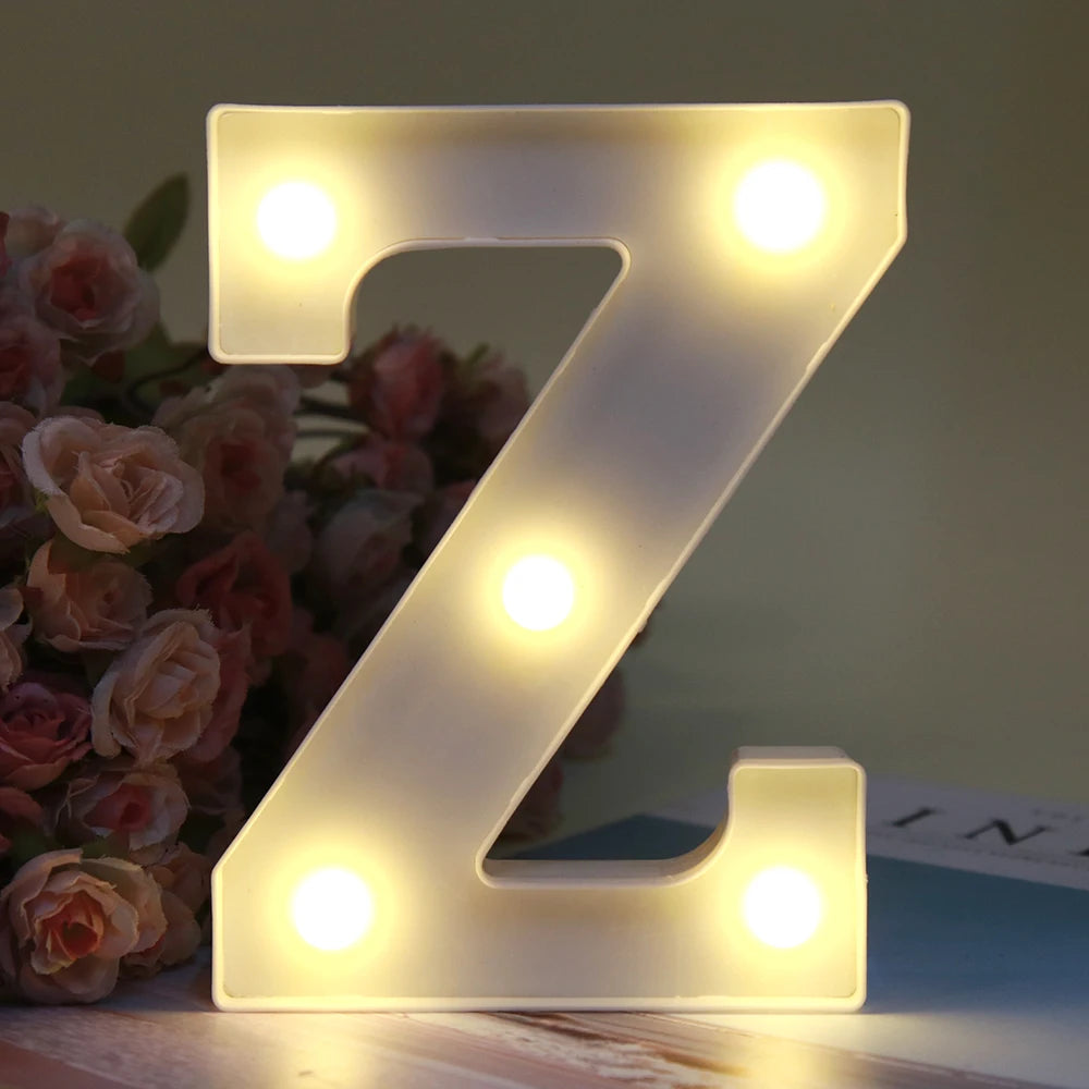 Lettre Z lumineuse blanche LED, veilleuse, posée sur une surface en bois.