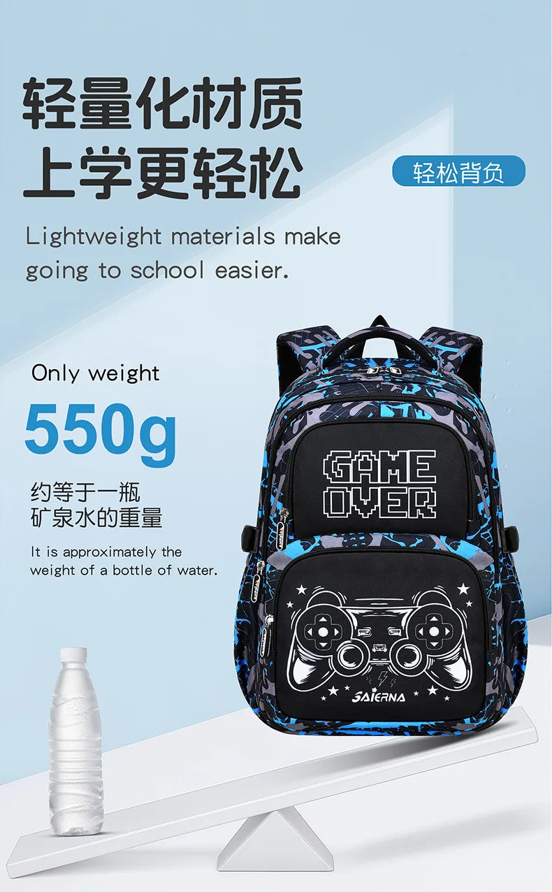 Dunkelblaue und schwarze leichte Rucksack neben einer Plastikwasserflasche, die Leichtigkeit für die Schule hervorhebt.