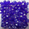 Nahaufnahme kleiner, facettierter, tiefblauer violetter Kristallperlen zum Schmuckherstellen.