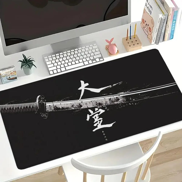 Schwarze Gaming-Mausboden mit weißer japanischer Schwert kalligrafischer Darstellung auf einem weißen Schreibtisch.