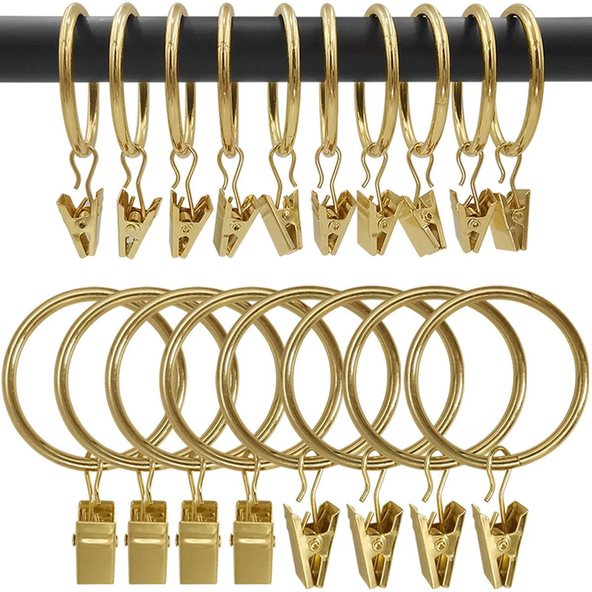 Anillos y clips metálicos de oro para cortinas, colgados en una barra negra