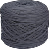 Eine Kugel dicker grauer Polyester-Strickfaden, fest aufgewickelt.
