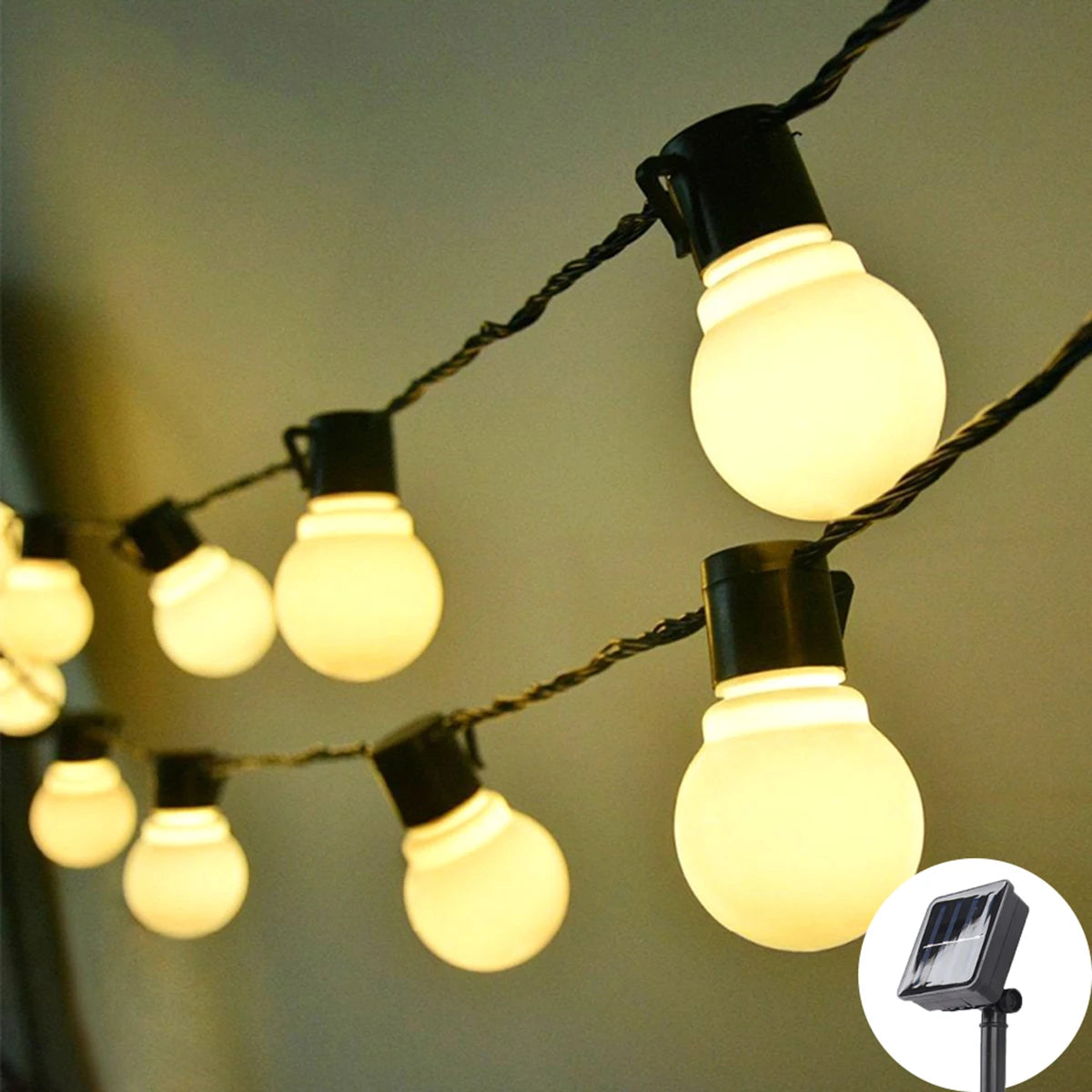Guirlande lumineuse à ampoules globes alimentées par énergie solaire sur fond sombre.