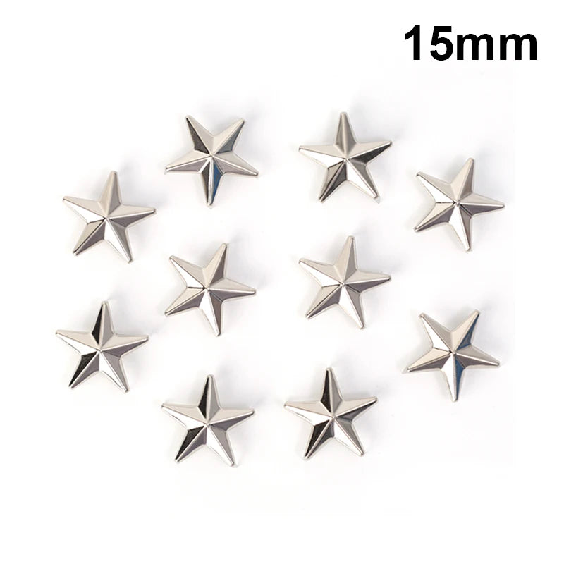 Eine Sammlung silberner sternförmiger Nieten, 15 mm groß, für Kleidung und Accessoires.
