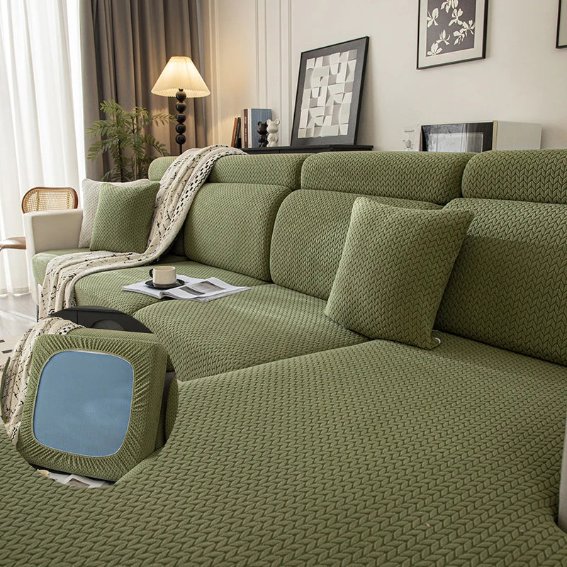Asiento y funda elástica removible de color verde musgo para sofá moderno con decoración neutra.