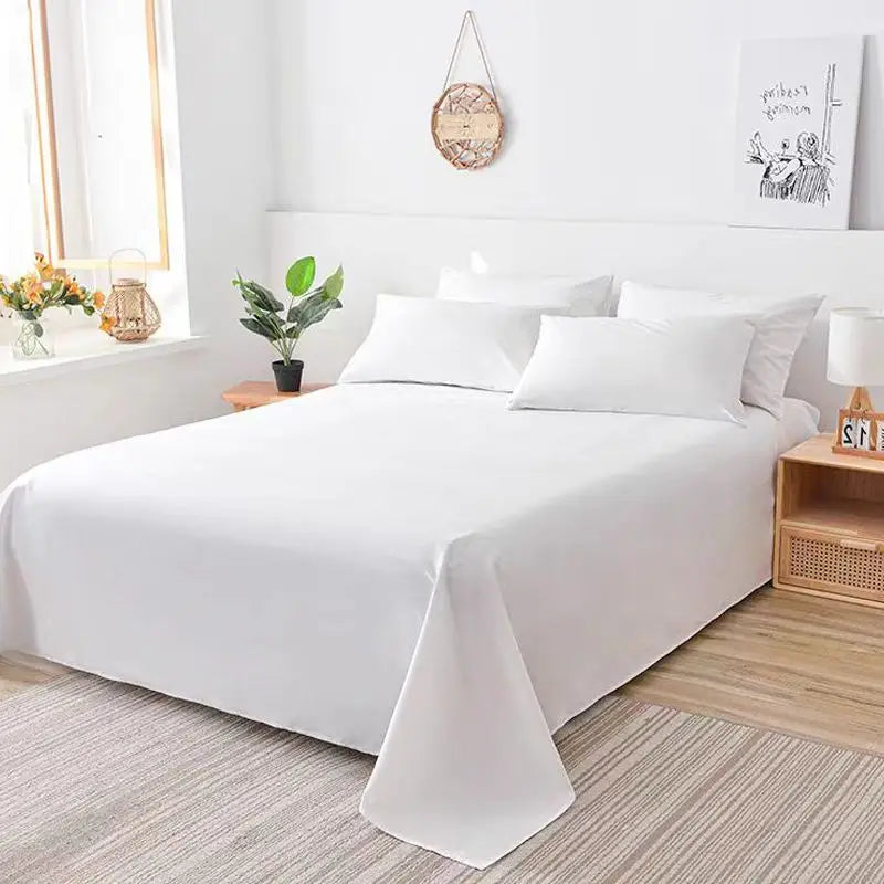 Weiße Premium-Einzelbettdecke ausgebreitet auf einem Bett mit weißen Kissen und Holzknotenfußschrank.