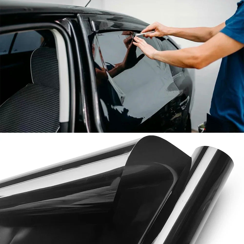 Eine Hand appliziert Schutzfolie für die Scheibe eines Autos, die den Schutz der Privatsphäre demonstriert.