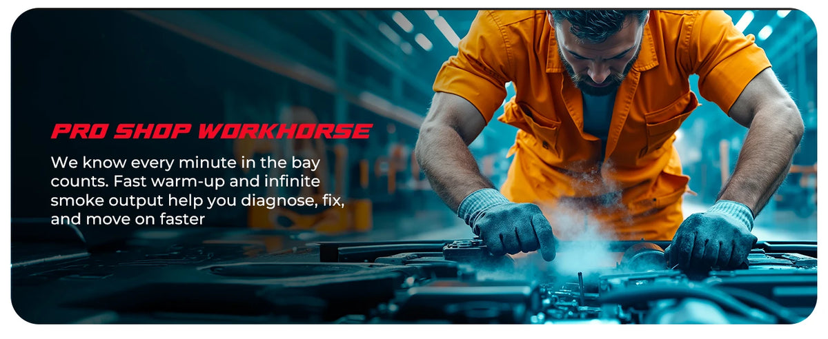 Mechaniker in orangefarbener Hemd arbeitet an einem Motor und nutzt eine Rauchmaschine zur Diagnose und Reparatur.