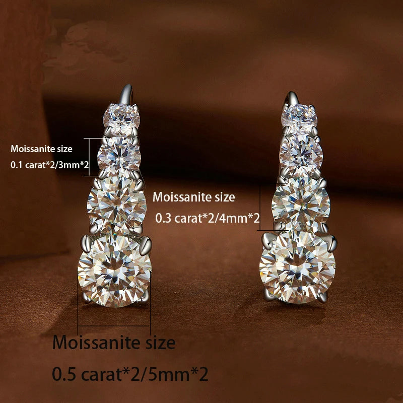Une paire de boucles d'oreilles à clous en argent sterling 925 et moissanite, de différentes tailles et coupes.