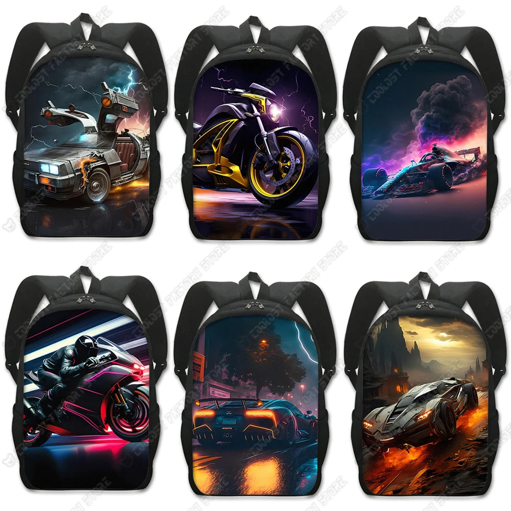 Ein Set aus vier dunklen taktischen Rucksäcken mit lebendigen Motorrad- und Auto-Motiven.