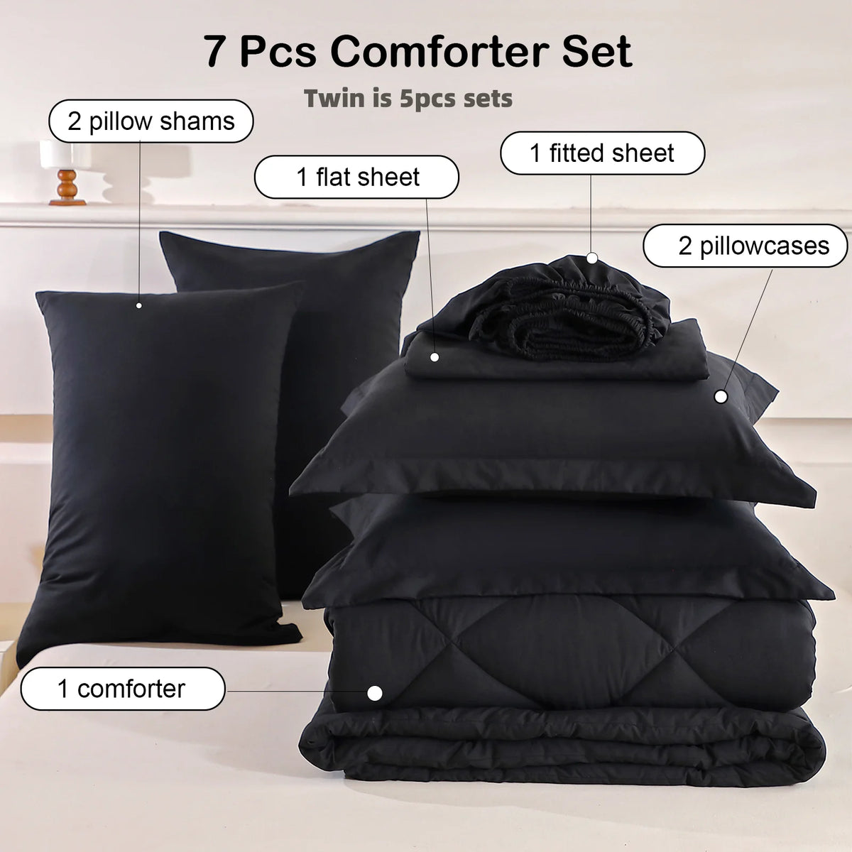 Schwarzes Bettwäsche-Set mit Bezug, flacher Bettdecke, Kissenbezügen und zwei Kissen.