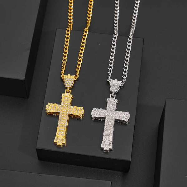 Un paire de colliers pendentifs en strass élégants, un doré et un argenté, présentés sur fond noir.