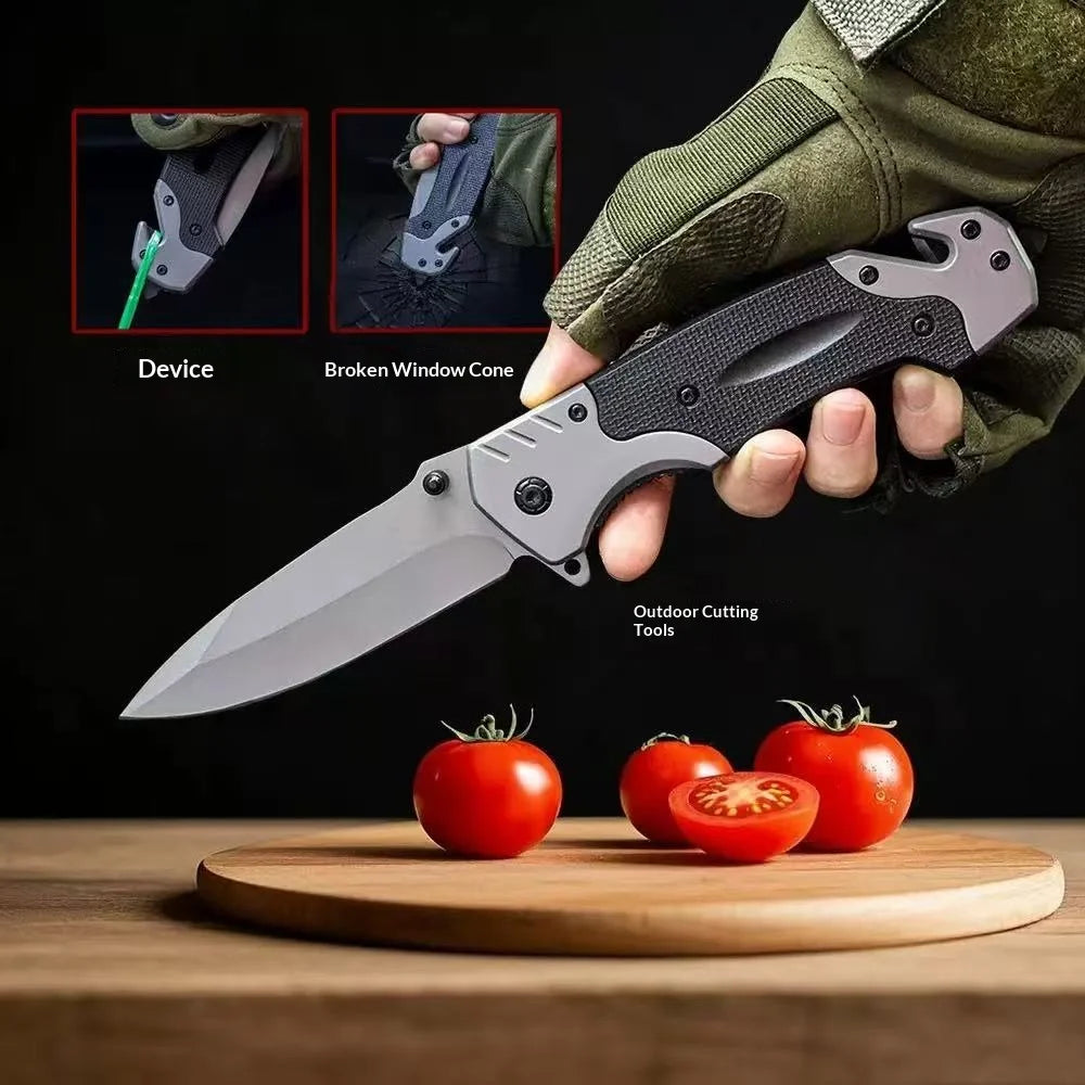 Une main tient un couteau de poche pliable avec un brise-verre, démontrant son utilisation comme outil de coupe d'extérieur.
