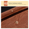 Gros plan sur la texture du cuir marron avec des boutons de quincaillerie sur un porte-monnaie pochette.