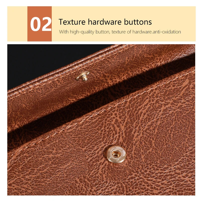 Gros plan sur la texture du cuir marron avec des boutons de quincaillerie sur un porte-monnaie pochette.