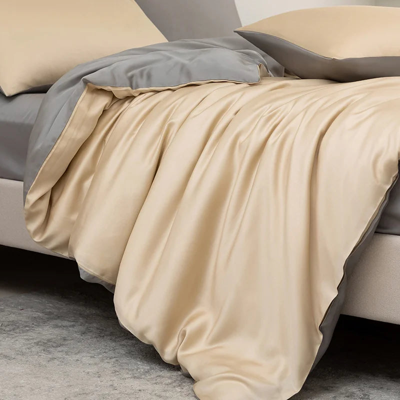 Luxuriöses beige Bambus-Kopfteil-Set über einem Bett mit grauer Bettwäsche.
