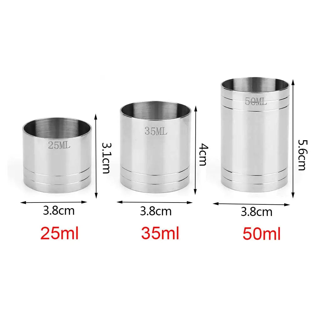 Drei Edelstahlmessbecher zur Volumenmessung: 25ml, 35ml und 50ml.