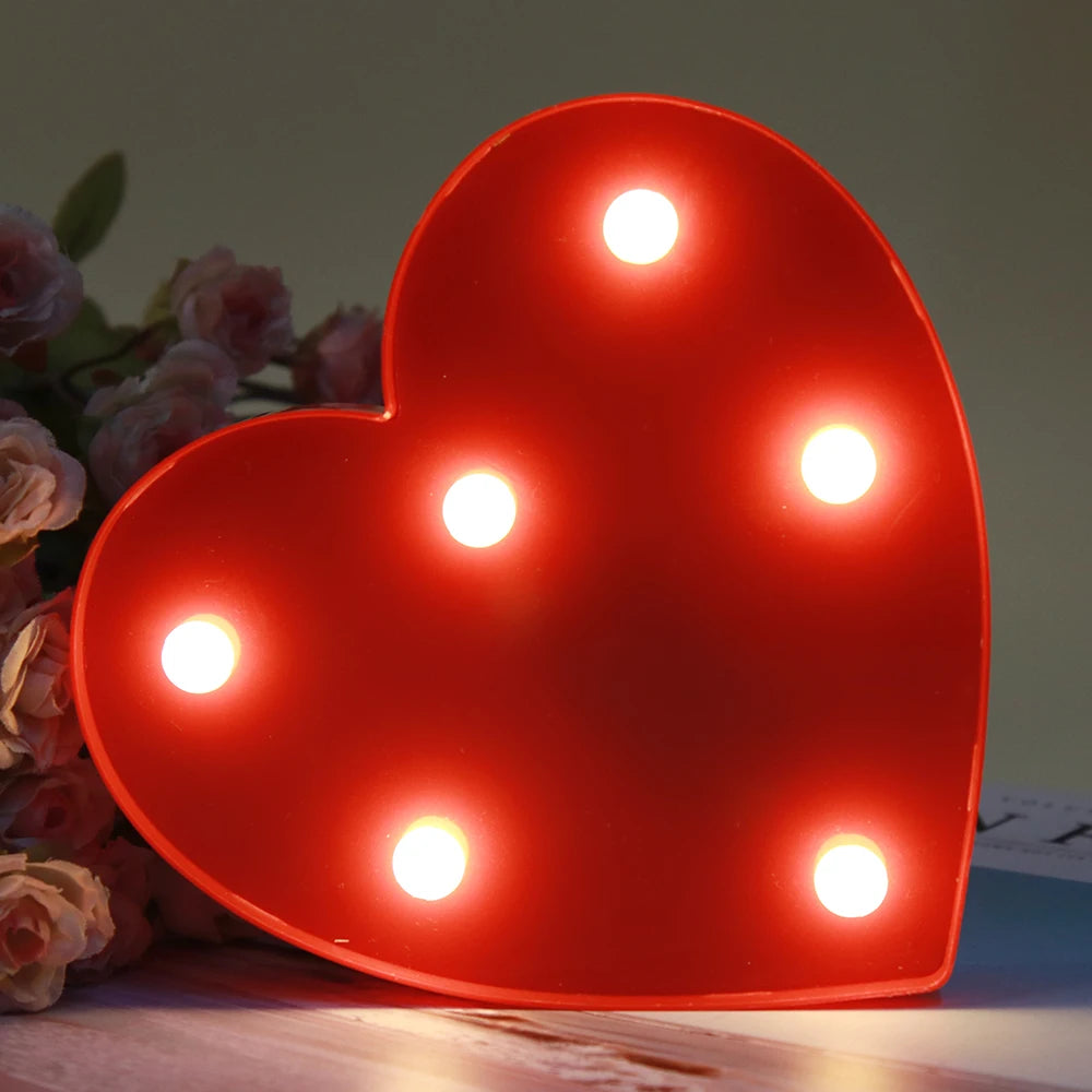 Lumière de nuit en forme de cœur rouge, lettre alphabétique LED avec plusieurs lumières brillantes.
