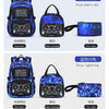 Ein Set aus drei blauen, sternenbehängten Schulranzen, einschließlich eines Rucksacks, eines Essensacks und eines Kugelschalt