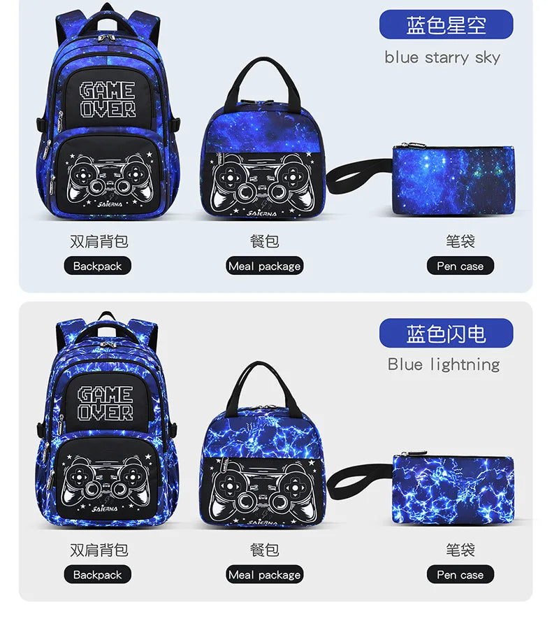 Ein Set aus drei blauen, sternenbehängten Schulranzen, einschließlich eines Rucksacks, eines Essensacks und eines Kugelschalt
