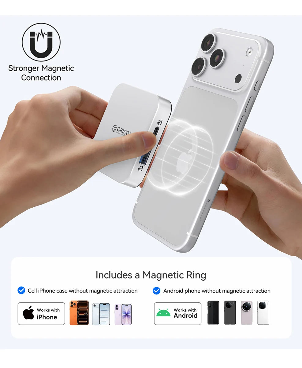 Une main tient un smartphone blanc avec un accessoire à anneau magnétique, démontrant une connexion magnétique plus forte.