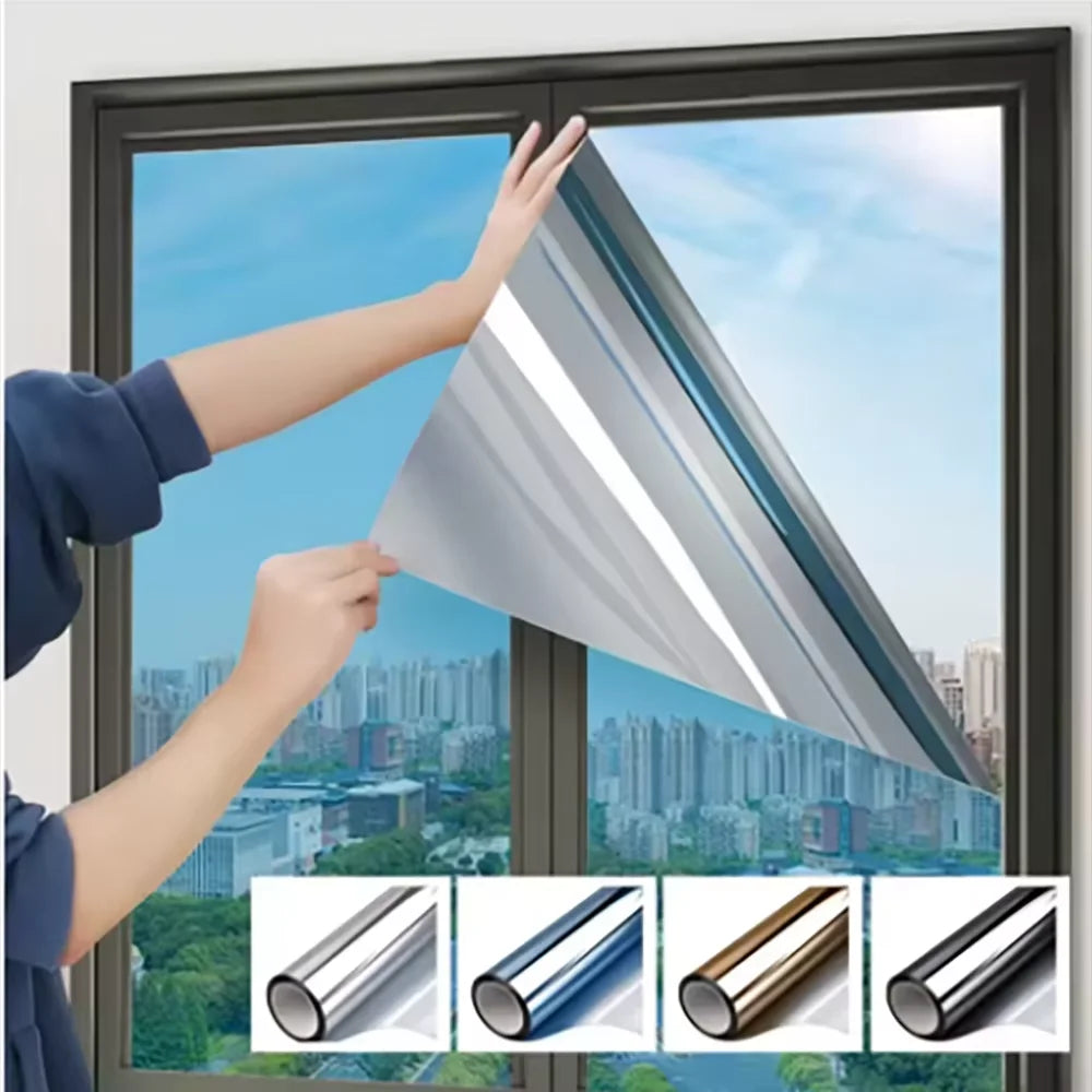 Eine Hand justiert eine silberne isolierende Glasschicht auf einem Fenster, um Privatsphäre und Sonnenschutz zu bieten.