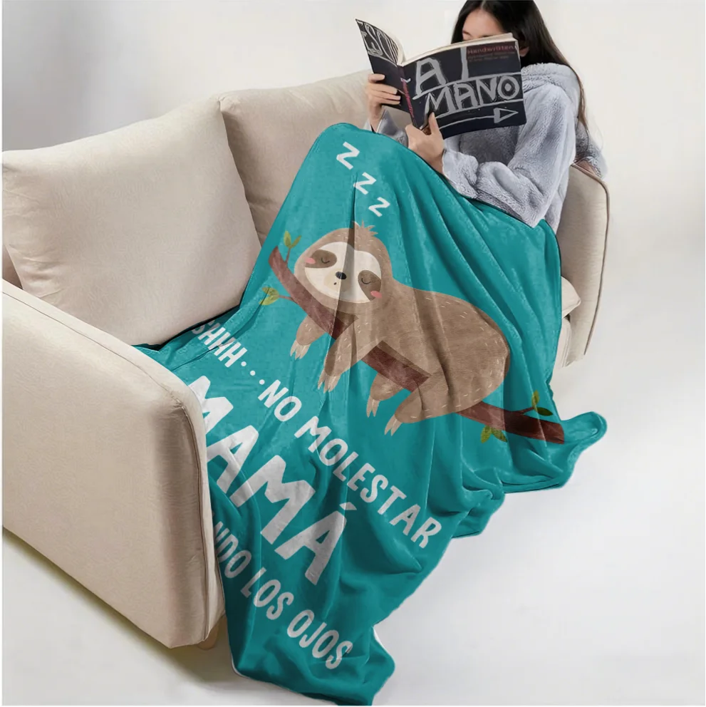 Eine Person entspannt auf einem Sofa mit einem türkisblauen Überwurf mit einem स्लॉth und Text, liest ein Buch.