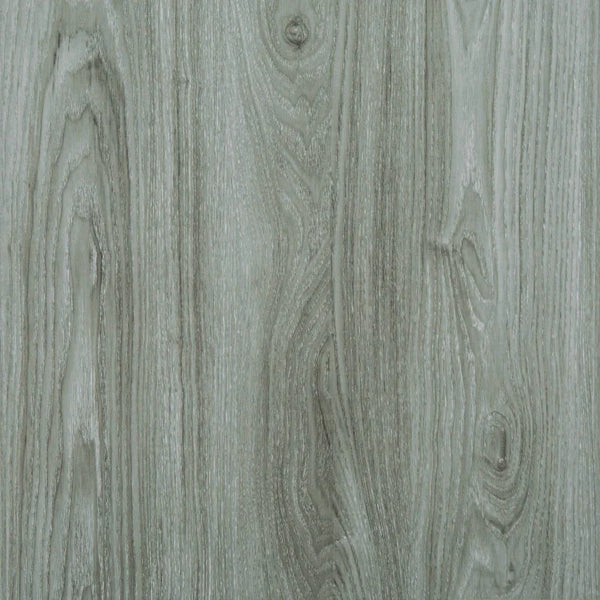 Primer plano de tablones de vinilo de aspecto de madera gris con veta natural.
