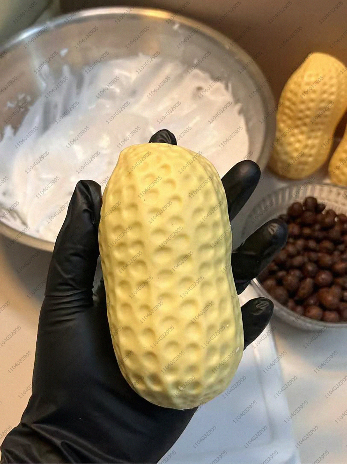 Eine Hand in schwarzer Handschuh hält einen gelben knackigen Kartoffel-Stressball über einer Schale weißes Material.