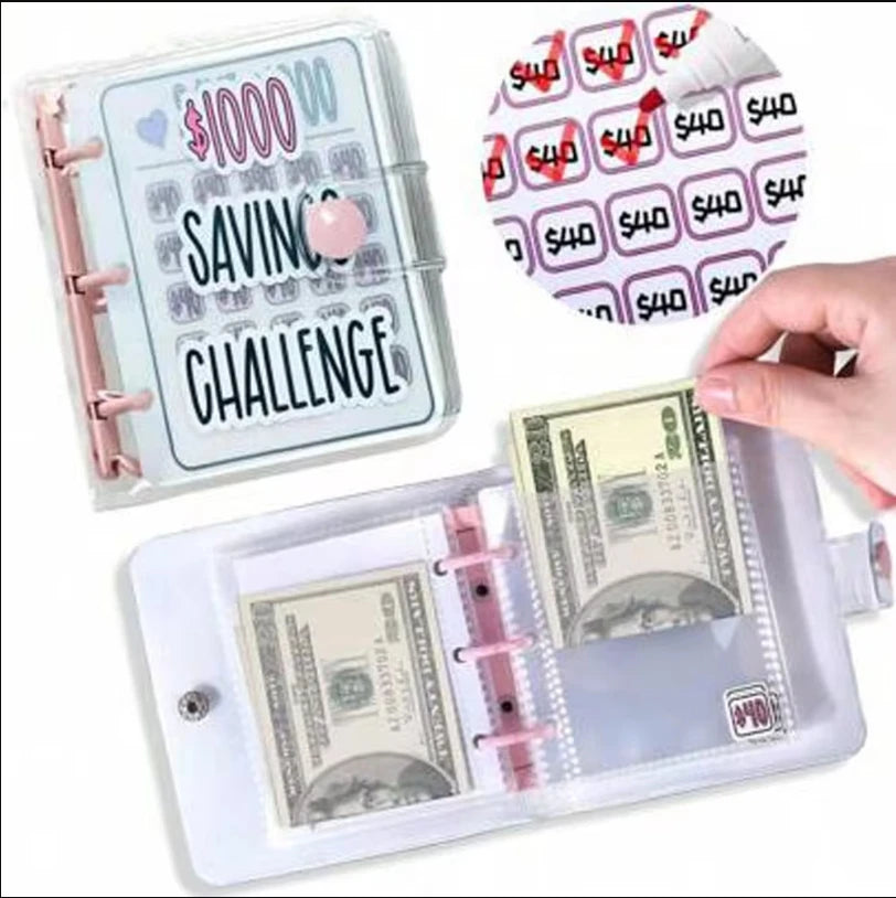 Klares Plastikhülle für eine 1000-Dollar-Spar-Challenge mit Bargeld und Scheinen darin.