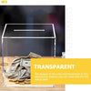 Une tirelire cube en acrylique transparent remplie de billets de dollars américains sur une surface en bois.