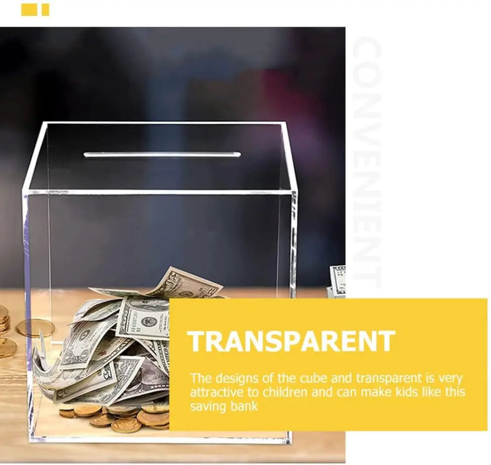 Une tirelire cube en acrylique transparent remplie de billets de dollars américains sur une surface en bois.