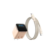 Un câble de charge et un adaptateur d'alimentation beige à côté d'un smartphone, indiquant une charge rapide de l'appareil.