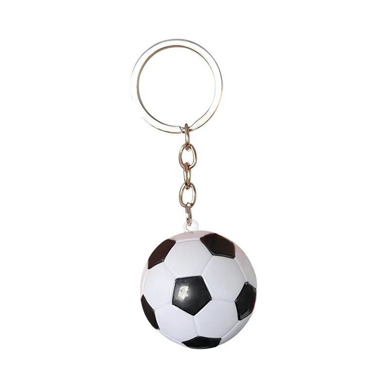 Llaveiro de metal de pelota de fútbol con anillo y cadena de plata.