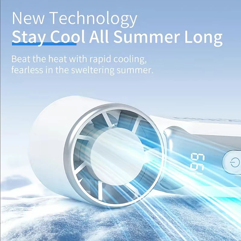Un ventilateur portable blanc avec grille circulaire, présenté sur un fond bleu glacé.