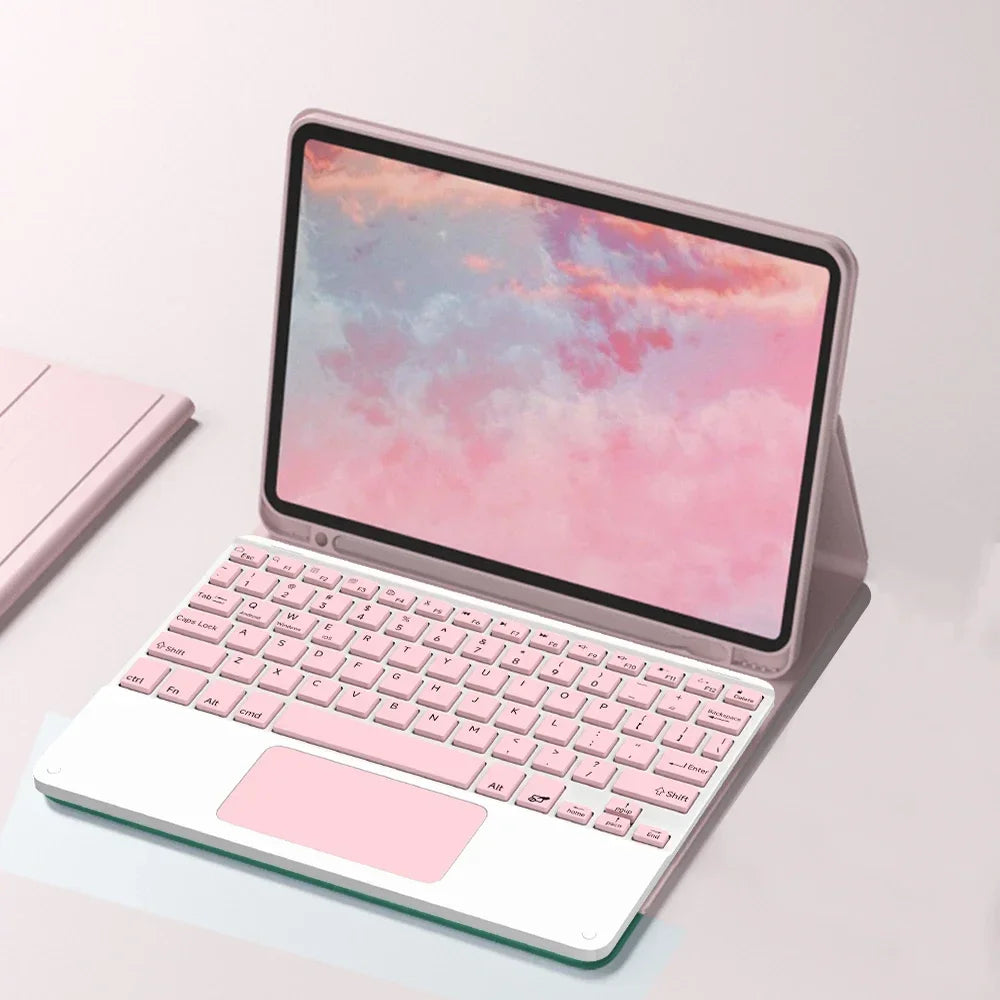Pinkes universelles iPad-Cover mit passender Bluetooth-Tastaturhülle und farbigem Himmelshintergrund.