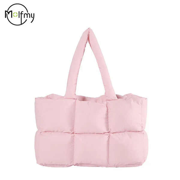 Bolso tote acolchado de cuadros rosa con textura abullonada.