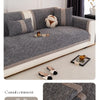 Graue Sofabezug mit beige Akzenten und Kissen, texturierter Stoff und rutschfeste Material.