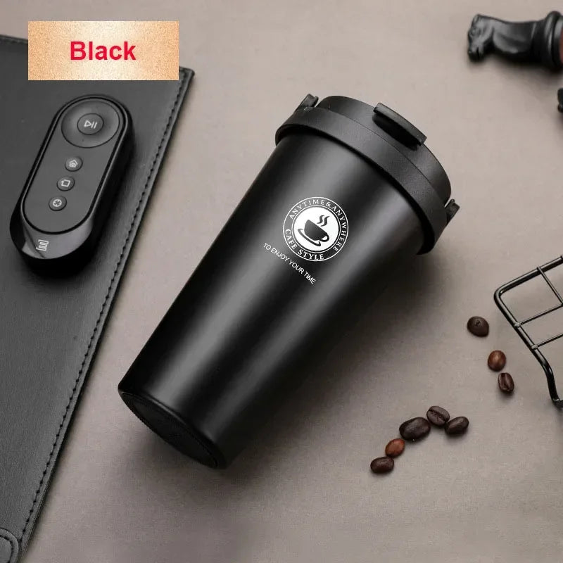 Schwarze doppelwandige isolierte Reise-Kaffeetasse mit schwarzem Deckel und Knopföffnung.