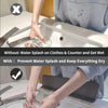 Eine Hand benutzt einen Silikon-Spritschutz mit Saugnäpfen, um Spritzer auf Kleidung und Arbeitsflächen zu verhindern.