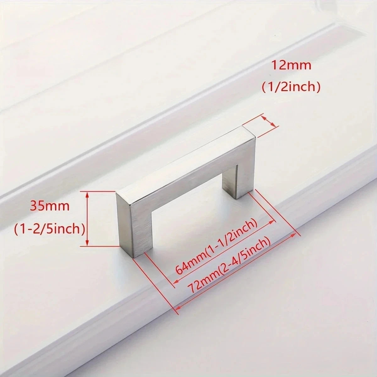 Edelstahl-Schrankgriff mit 12mm Dicke und verschiedenen Montageabmessungen auf weißer Oberfläche.