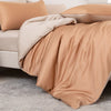 Luxuriöses beige Bambus-Duvetcover-Set mit passenden Kissen, drapiert über einem Bett.
