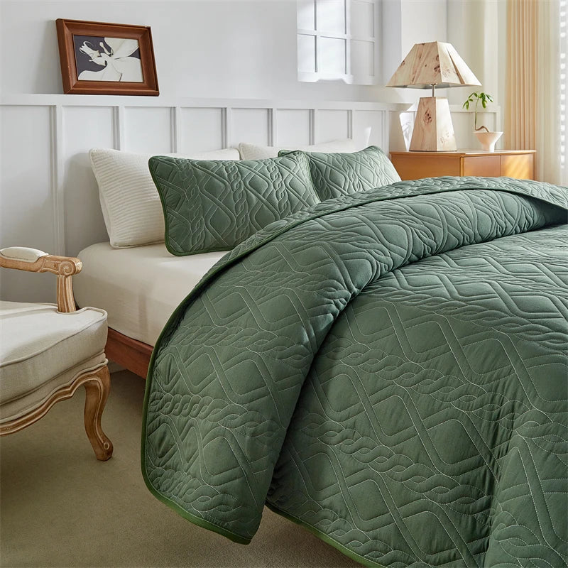 Lightweight All-Season Quilted Bedding Set with Pillow Shams