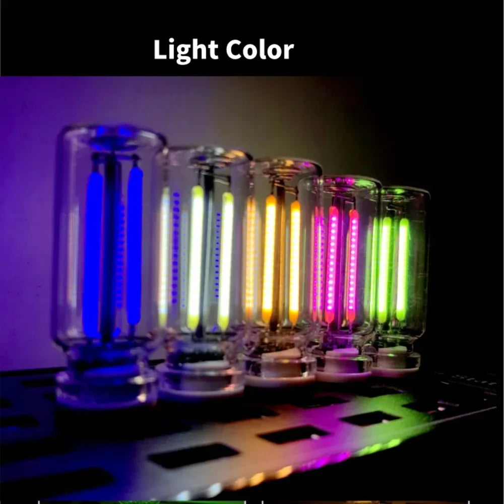 Eine Reihe leuchtender LED-Glühbirnen mit verschiedenen Farben auf einer dunklen Oberfläche.